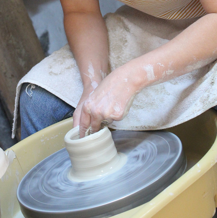 Freidrehen an der Töpferscheibe
